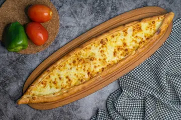 صفيحة جبنة ذايبة بأطراف ذهبية
