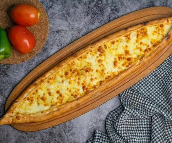 صفيحة جبنة ذايبة بأطراف ذهبية